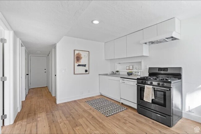 Building Photo - 5649 Bree St
