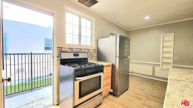 Building Photo - 1022 S Norton Ave