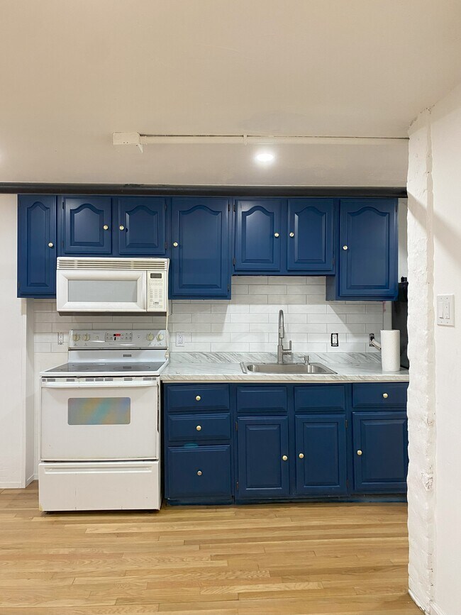 Building Photo - 686 Parker St