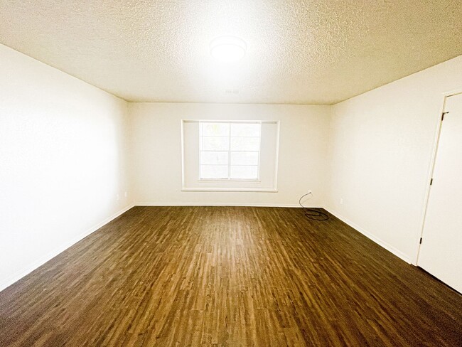 Building Photo - 3 Bed 2 Bath in OKC!