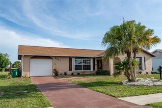 Building Photo - Charming 2-Bed, 2-Bath Retreat in Port Charlotte!