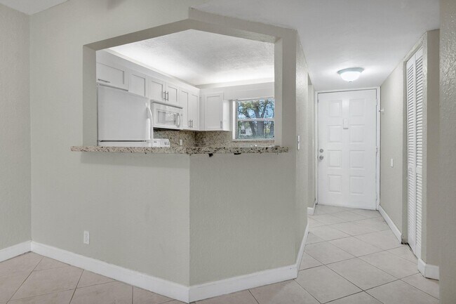 Building Photo - 21911 Lake Forest Cir