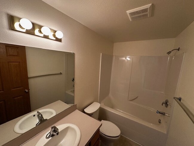 Building Photo - Clean 3 Bedroom 2 Bath Home In North Alban...