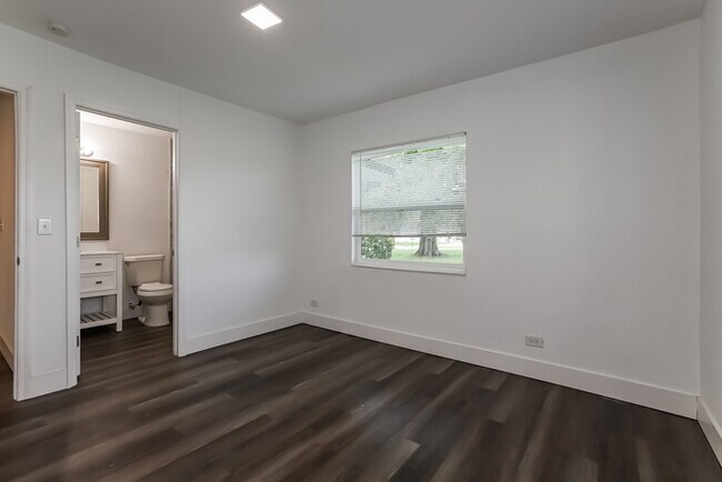 Building Photo - 701 NE 11th Ave