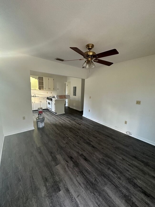 Building Photo - 3 bedroom 2 bath house in Midtown! Available NOW!