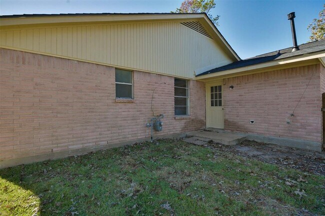 Building Photo - 3938 Forest Bluff Dr