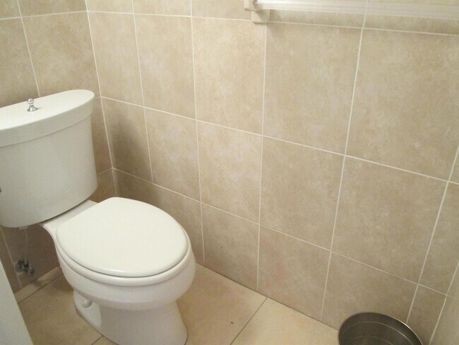 Building Photo - 405 N Cypress Dr