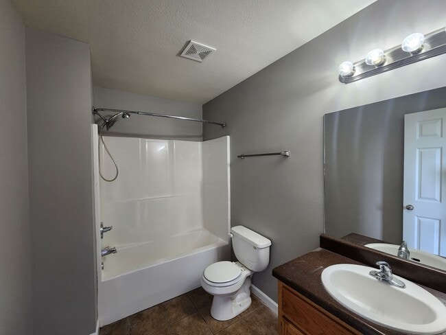 Building Photo - $1650 4 Bedroom 2.5 Bath Gorgeous Oak Grov...