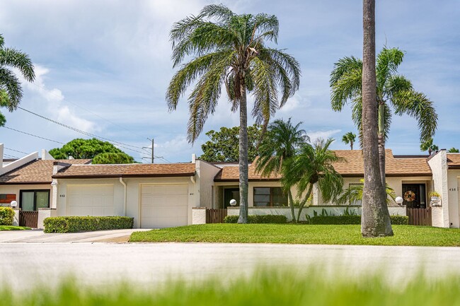 Building Photo - Fully furnished Beachside townhome