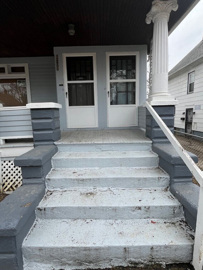 Building Photo - 2 bedroom/1 bath (upper unit)- 1ST MONTH FREE IF LEASE SIGNED BY 10/15