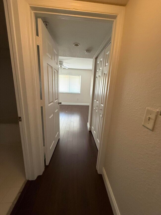 Building Photo - 171 SW Palm Dr