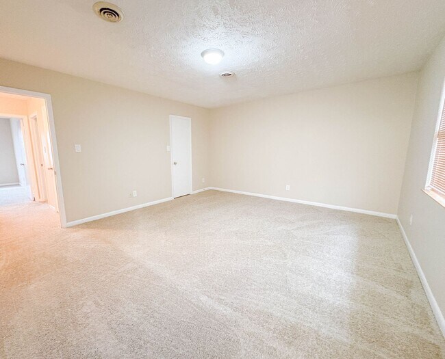 Building Photo - 3 Bedroom 2 Bathroom- No Pets