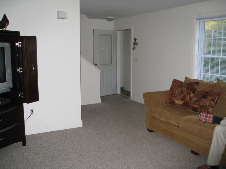 Building Photo - 18 Melvin Ave