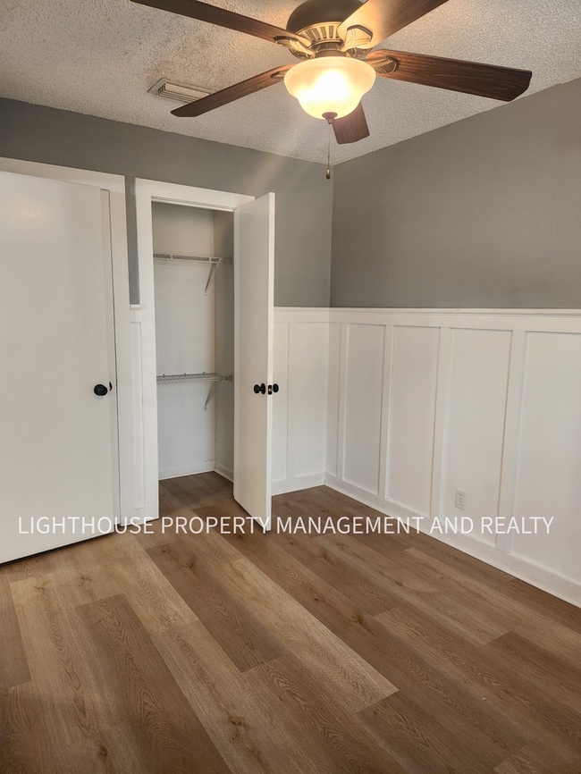 Building Photo - Beautifully Updated 3/2 One Mile from Beach!