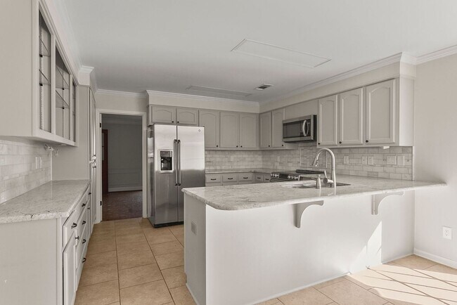 Building Photo - Beautiful 4 Bed 2.5 Bath Available Now!