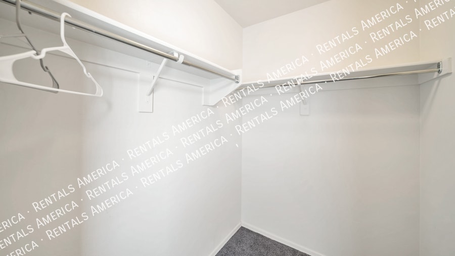 Building Photo - 4910 S River Run Dr