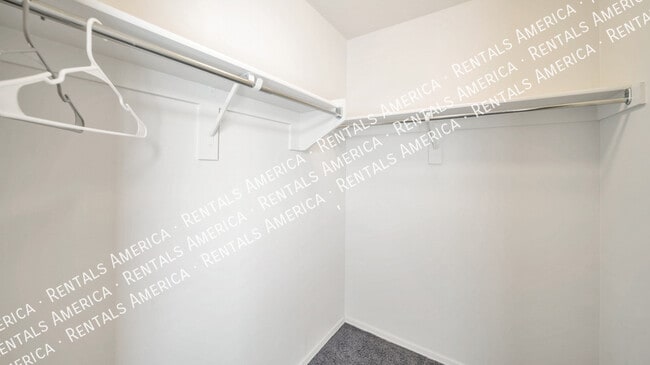 Building Photo - 4910 S River Run Dr