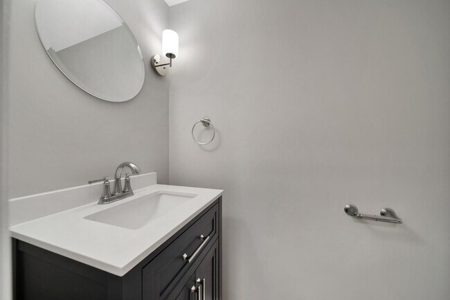 Building Photo - Lovely 3 Bed 2.5 Bath Home!