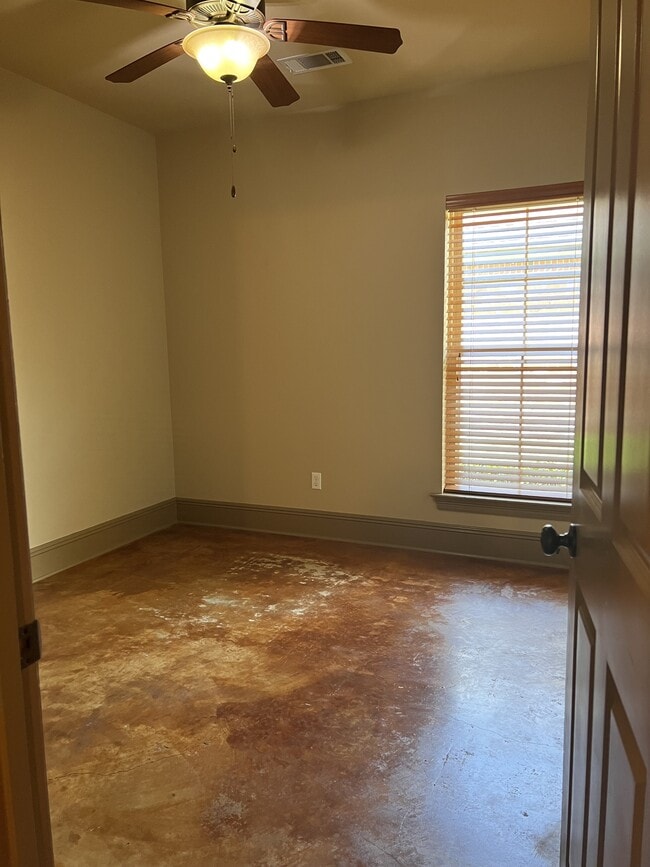 Building Photo - 3266 Northlake Ave