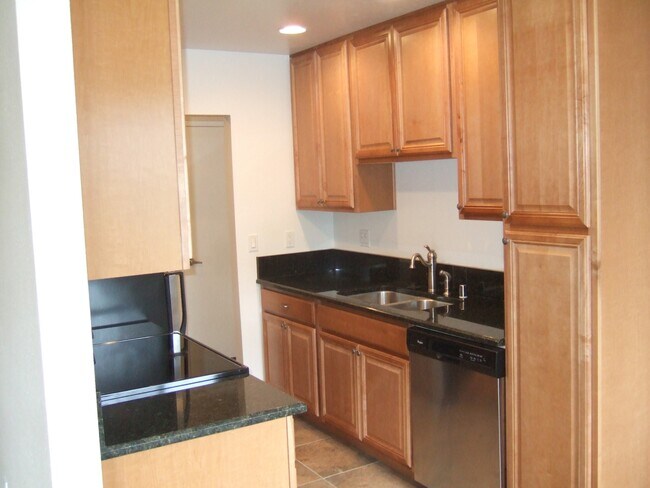 Building Photo - Excellent 2 bedroom 2 bathroom single story condo with private backyard.