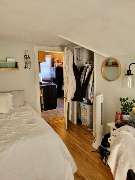 top floor bedroom - 868 Pascal St N