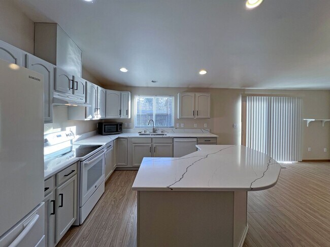 Building Photo - Price Drop to 3250!-Exceptional 2200 sq ft Three Bedroom 2 Bath Rambler in Fed Way - with A/C