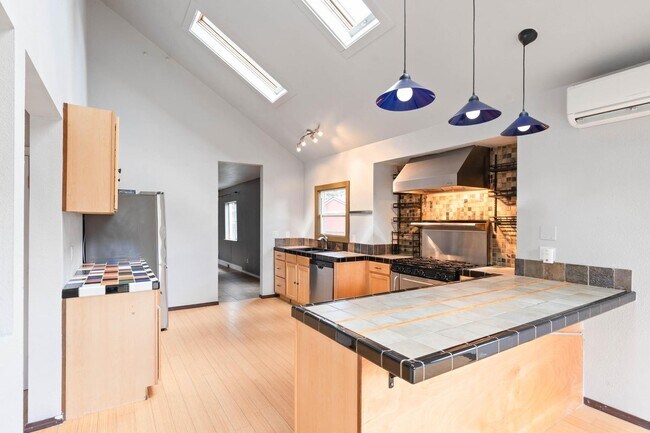 Building Photo - Unique, spacious 4-bdrm/3-bath Craftsman w/ lots of character. Bonus room, near Alberta District!