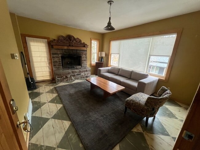 Building Photo - OLD TOWN GEM