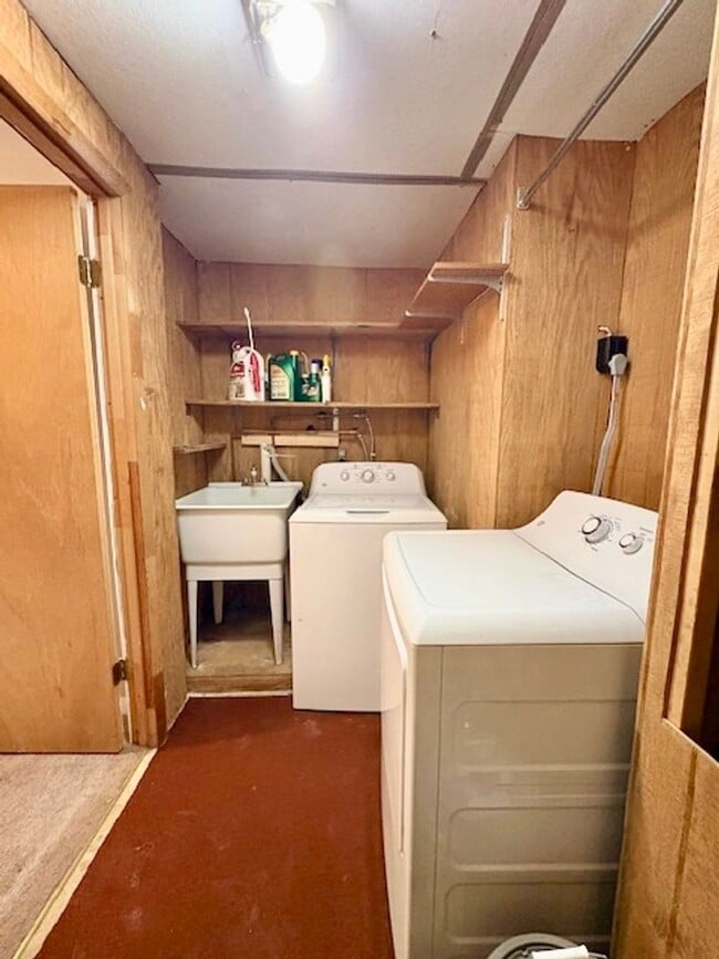 Building Photo - Beautiful end-unit townhome. Walkout basement. Quiet community