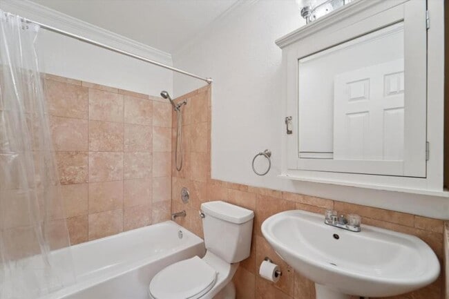 Building Photo - 2 bedroom in Seattle WA 98133