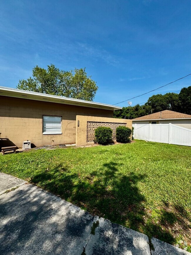 Building Photo - Clean & Cozy Cottage Available
