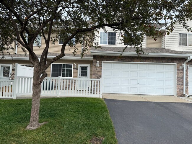 Building Photo - Freshly painted 3BD/2BA Townhome * Rosemount * Available Now