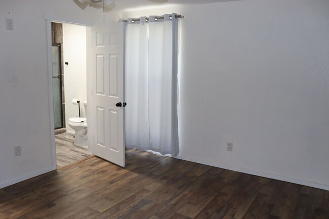 Building Photo - 5 Bedroom, 2 Bathroom