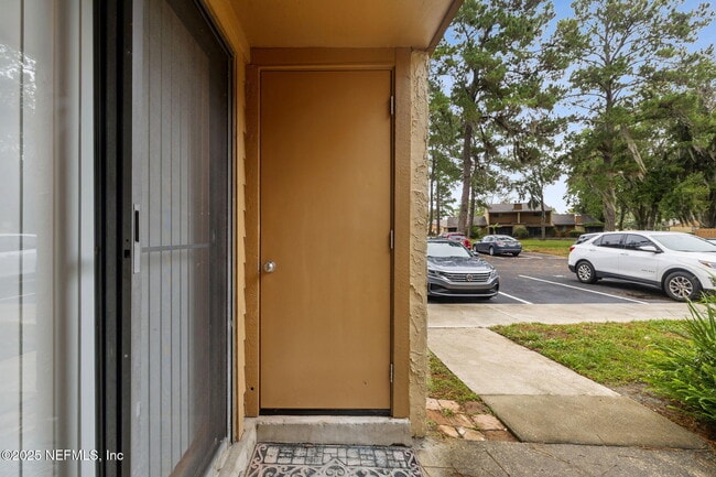 Building Photo - 85 Debarry Ave