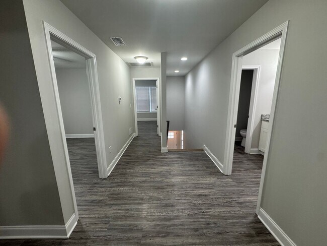 Building Photo - Spacious five bedroom, two bathroom home steps from WKU