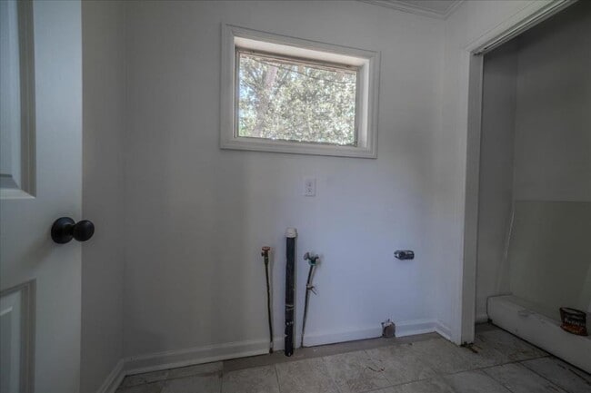 Building Photo - 410 Hardeman Ave