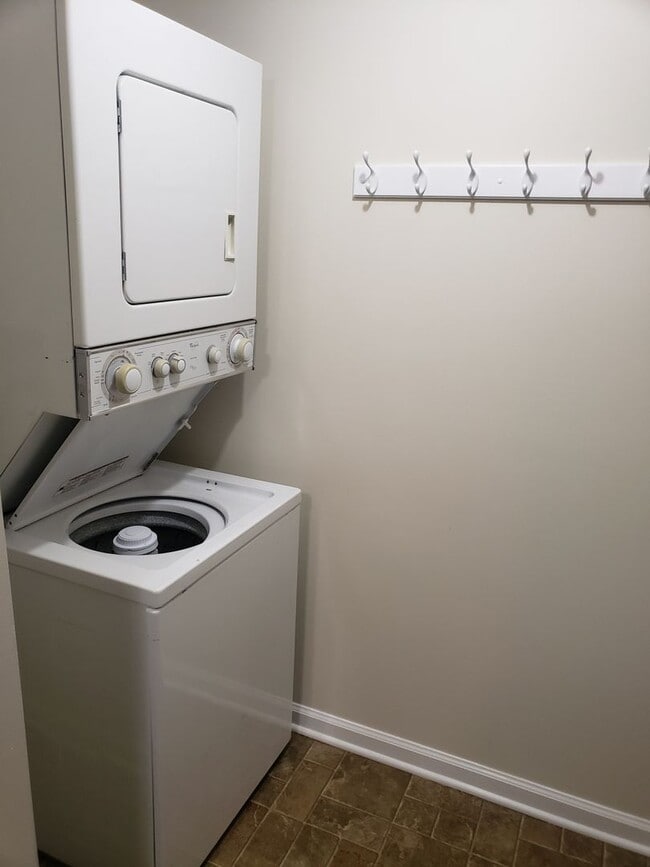 Building Photo - South Nashville Flat Overlooking Pool