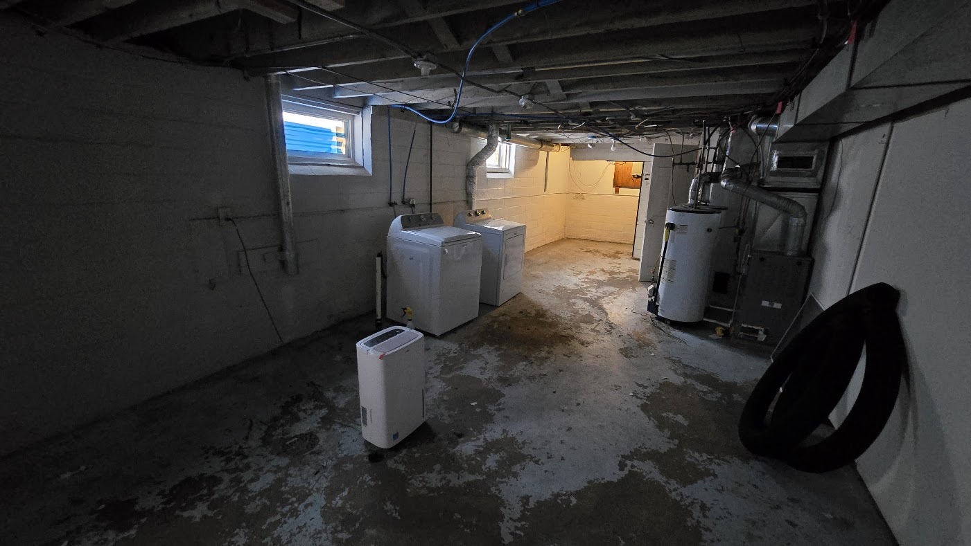 Laundry area ad on - 3739 Fremont Ave N