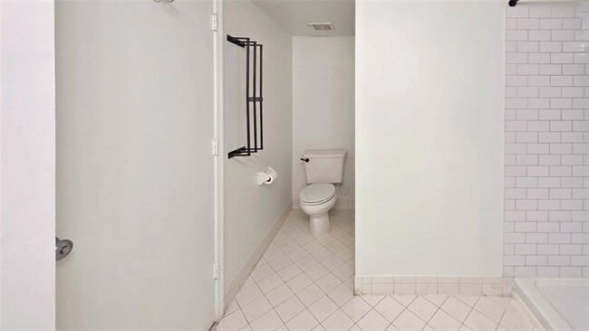 Building Photo - 1350 SE 3rd Ave