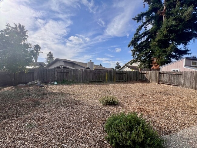 Building Photo - 1569 Golf Course Dr