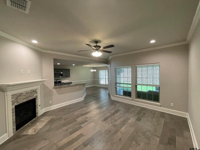 Building Photo - 815 E Grande Blvd