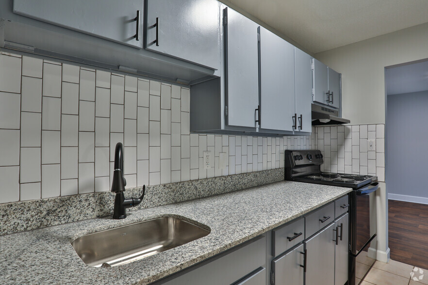 Studio Kitchen - Magnolia Ridge Apartments