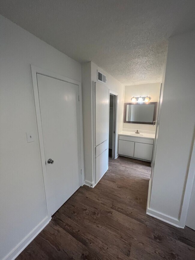 Building Photo - Great one bedroom in Hyde Park