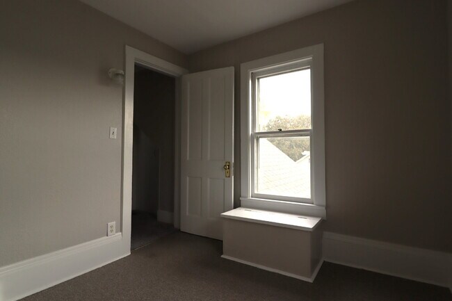 Building Photo - Large Updated 4 Bedroom Single Family Home