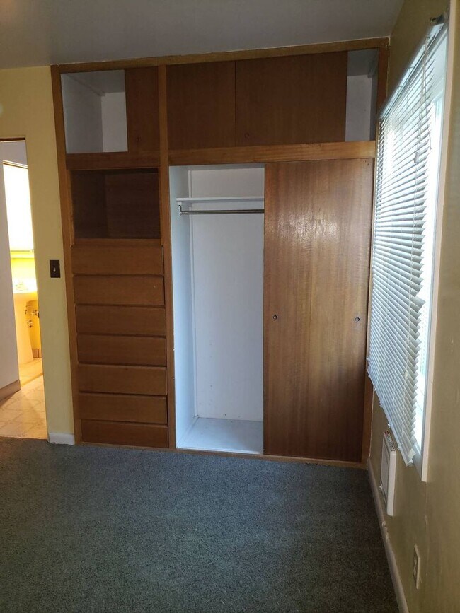 Building Photo - 1065 NE Duncan Ln