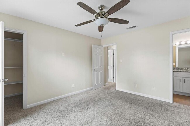 Building Photo - 2701 Peach Tree Ln