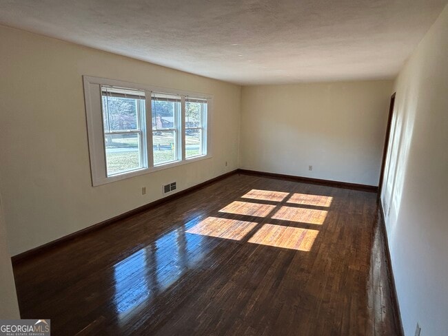 Building Photo - 190 Northcrest Dr