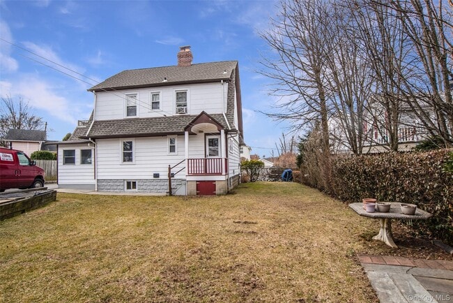 Building Photo - 721 River St