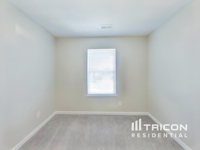 Building Photo - 1094 Tomahawk Pl