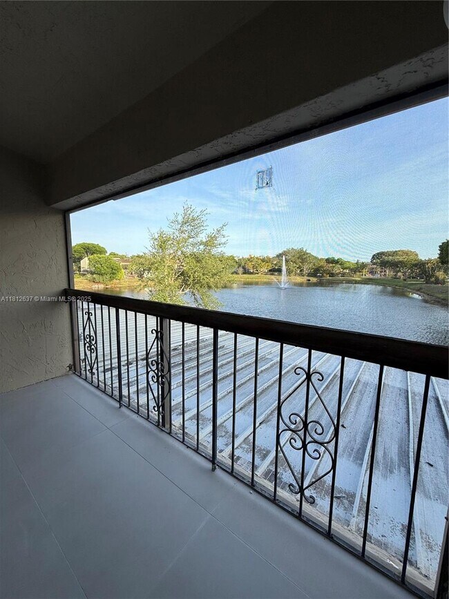 Building Photo - 14293 Kendale Lakes Cir